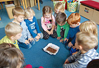 Kinder lernen den achtsamen Umgang mit der Natur